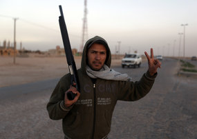Anti-government protester mans Libyan checkpoint